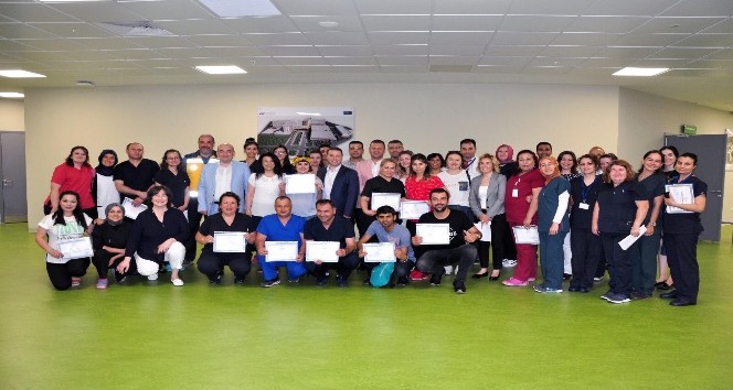 Manisa Şehir Hastanesi acil bakım hemşireliği kursiyerleri sertifikalarını aldı