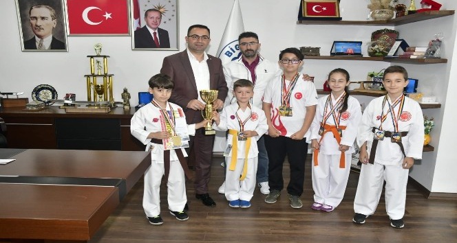 Biga Belediyesi Karate Okulu sporcularının madalya gururu