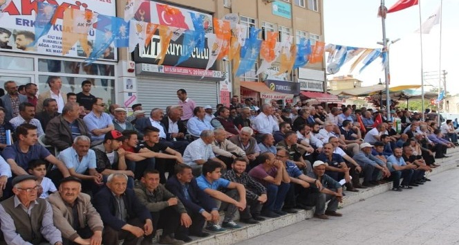 Keskin’de ilçe halkı AK Parti binası önünde toplandı