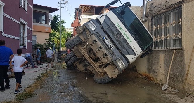 Hatay’da beton mikseri geçişinde parke zemin çöktü