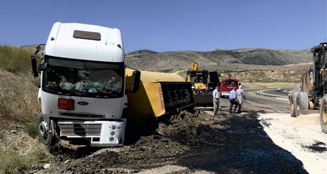 Kahta’da petrol tankeri devrildi: 1 yaralı