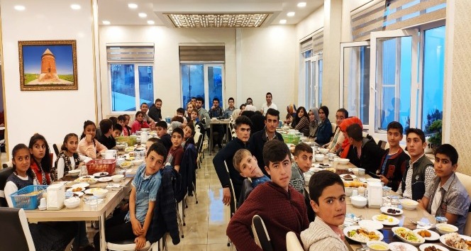 Öğretmenlerden öğrencilere iftar yemeği