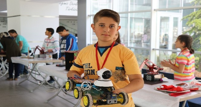 Köyden taşımalı eğitimle ilçe merkezine okula gelen bilim kaşifleri robot fuarı açtı