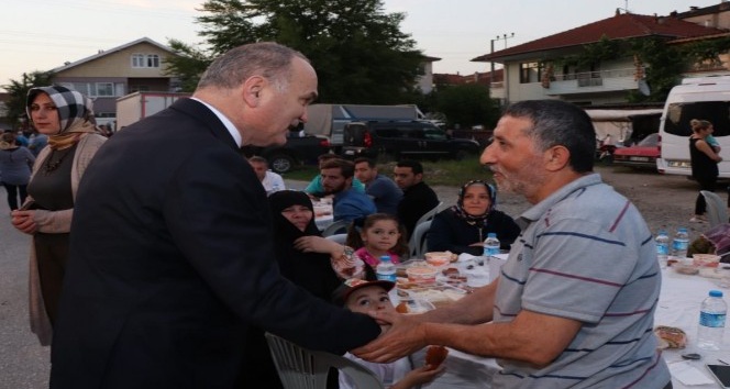 Mahalle sakinleri Başkan Özlü’yü bağrına bastı