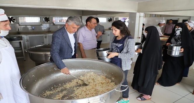 Cizre aşevi her gün 200 aileye sıcak yemek dağıtıyor