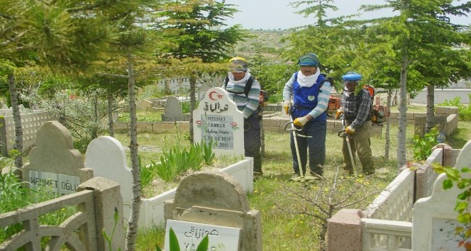 Mezarlıklarda bayram öncesi temizlik çalışmaları başladı