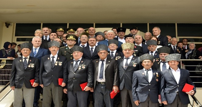 Kıbrıs Barış Harekatı’na katılan Burdurlu 21 gaziye madalya ve beratları törenle verildi
