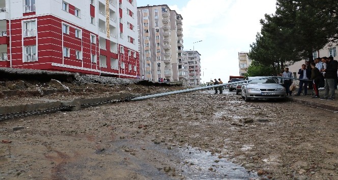 Sivas’ta aşırı yağış sonrası sitesinin istinat duvarı çöktü