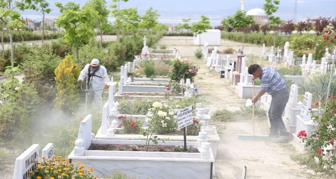 Burdur’da mezarlıklara bayram bakımı
