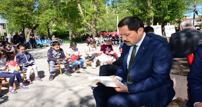 Ardahan Okuyor Projesi kapsamında Şehir Parkında kitap okuma etkinliği düzenlendi