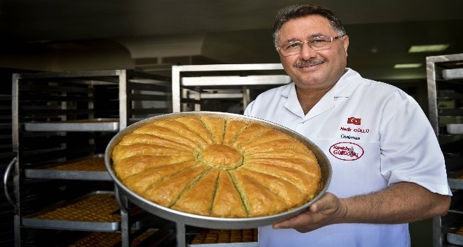 Ünlü Baklavacı Nadir Güllü’den bayramda baklava alacaklara uyarı