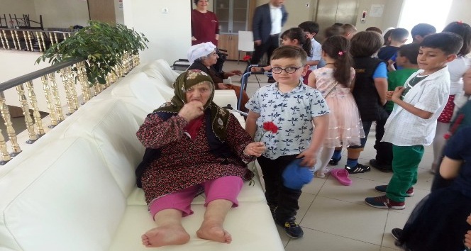 Öğrenciler huzurevi sakinlerini ziyaret etti