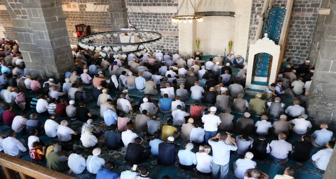Diyarbakır’da Ramazan ayının son cuması kılındı