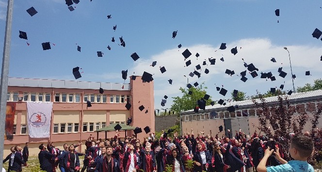 Vezirköprü’de mezuniyet coşkusu