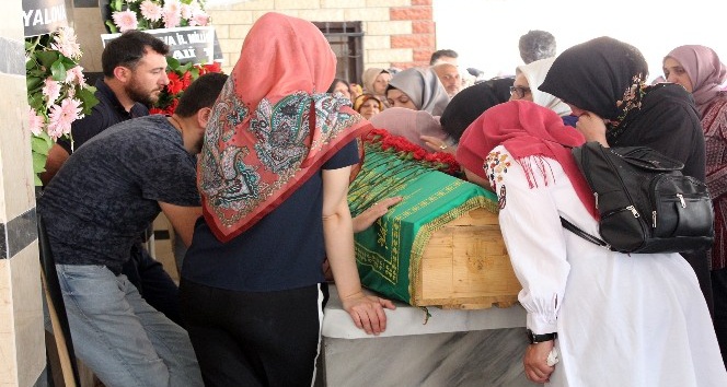 Minibüsün altında kalarak hayatını kaybeden Aysel öğretmen son yolculuğuna uğurlandı