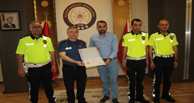 Türkiye 8’incisi öğretmene emniyet müdürü Cangül, ödülünü verdi