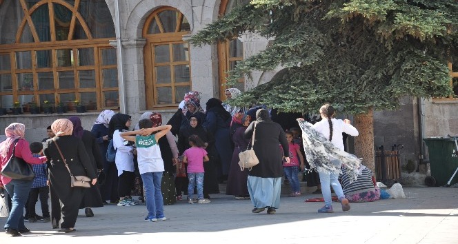 Harakani Türbesi ziyaretçi akınına uğradı