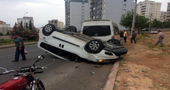 Kahramanmaraş’ta panelvan araç takla attı: 2 yaralı