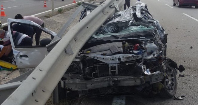 Bariyere altına giren otomobilin hurdaya döndü: 5 yaralı