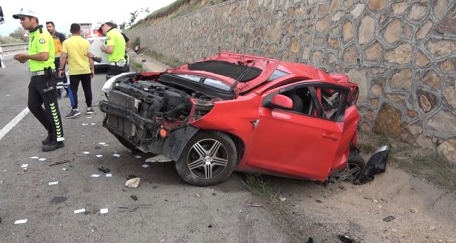 Minibüsün çarptığı otomobil su kanalına düştü: 6 yaralı