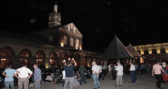 Diyarbakır’da  taraihi Ulu Camii, Kadir Gecesi’nde doldu taştı