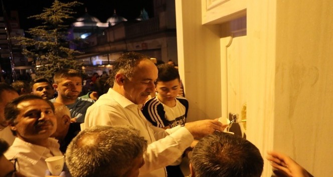 Camideki sebilden bu kez şerbet aktı