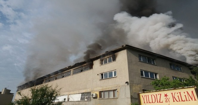 Uşak’ta fabrika yangını, 1 itfaiye eri düşerek yaralandı