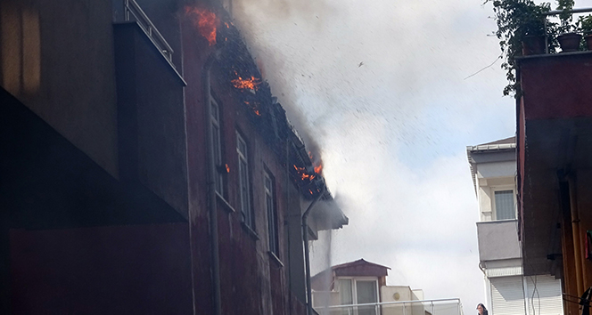 Maltepe&#039;de çatı yangını havadan görüntülendi