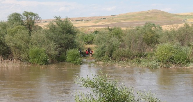 Dicle Nehri’nin ortasında mahsur kalan 7 çocuğu ekipler kurtardı