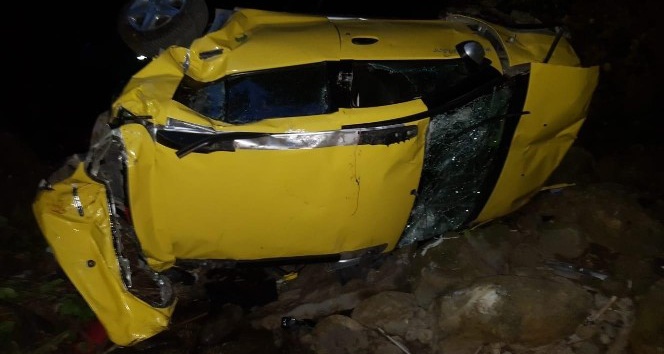 Ticari taksi dereye yuvarlandı: 1 ölü, 3 yaralı