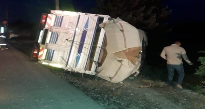 Karaman’da kamyonet devrildi: 2 yaralı