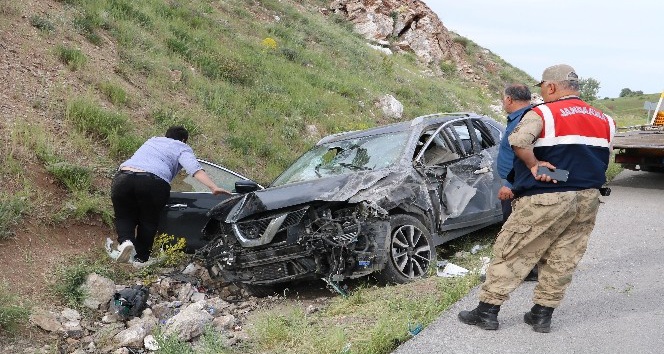 Sivas’ta kontrolden çıkan otomobil uyarı levhasına çarptı: 4 yaralı