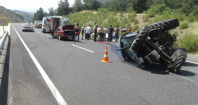 Lastiği patlayan otomobil traktöre çarptı: 4 yaralı