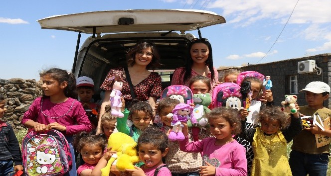 Sinoplu Esra Öğretmenden Diyarbakırlı köy çocuklarına bayram hediyesi