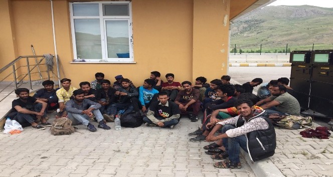 34 kaçak göçmen Göç İdaresine teslim edildi
