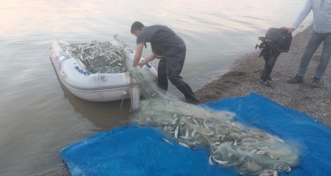 Jandarma, 350 metre misina ağı ile 300 kilo balık ele geçirdi
