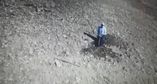 Hem kaçak kazı yaptı hem drone’u taşladı
