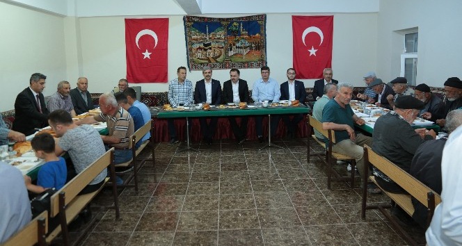 Vali Çakır, köy halkı ile iftar sofrasında buluştu