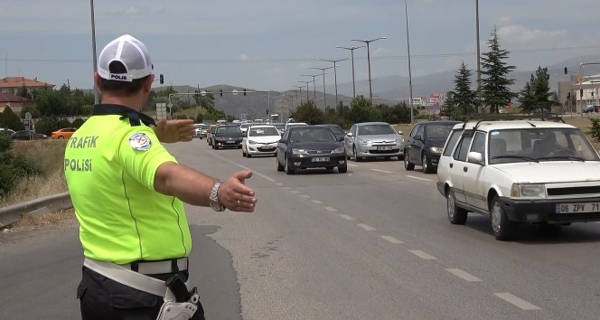 43 ilin geçiş noktasında trafik yoğunluğu