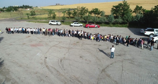 300 torunu bayramını kutlamak için metrelerce kuyruk oluşturdu