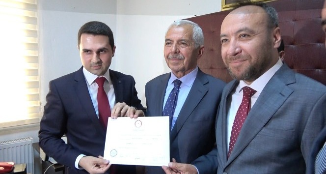 AK Parti’li Başkan Dede Yıldırım mazbatasını aldı