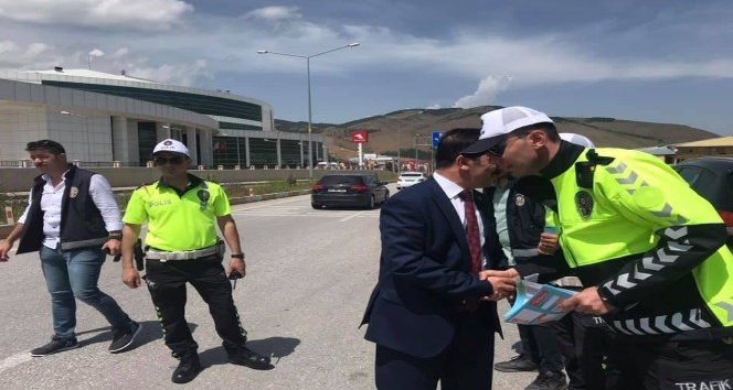 Refahiye Belediye Başkanı Paçacı, trafik uygulaması yapan polislerin bayramını kutladı