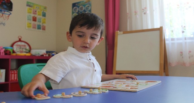 (Özel) Otizmli 3 buçuk yaşındaki otizmli Mehmet Akif ilk kez “anne-baba” dedi