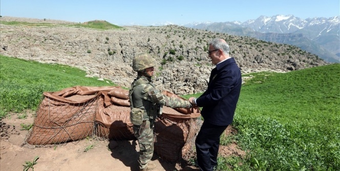 Bakan Akar'dan komutanlarla 2400 rakımlı Büyüktopraklı Üs Bölgesi'ne ziyaret