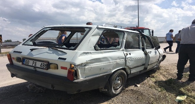 Amasya’da otomobil devrildi: 2 yaralı