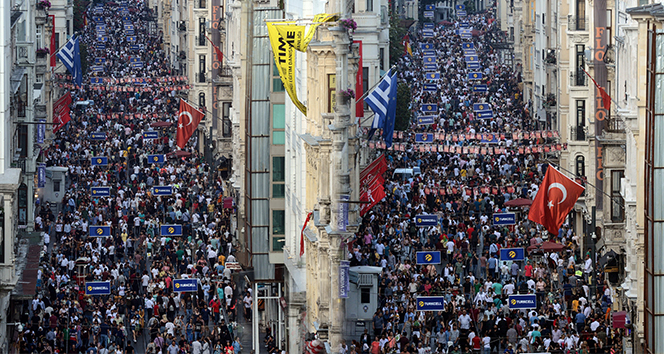 İstiklal Caddesi’nde insan seli !