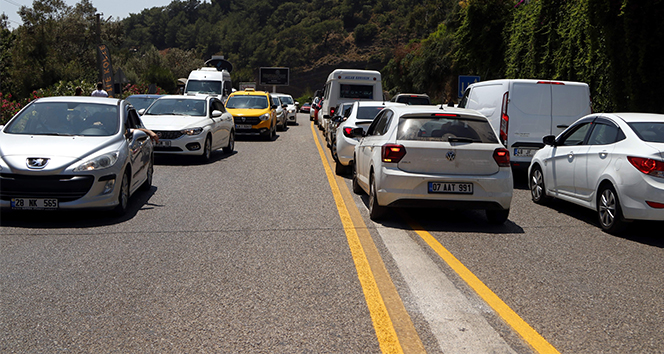 Ölüdeniz’e binlerce araç geldi, yol trafiğe kapandı