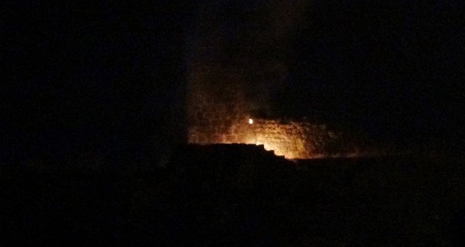 Diyarbakır’da tarihi surlarda korkutan yangın