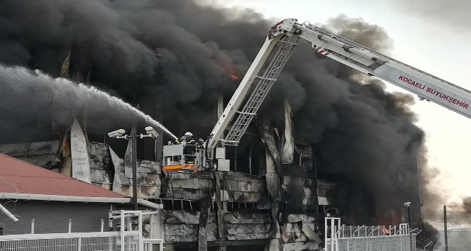 Alev alev yanan fabrikada söndürme çalışmaları devem ediyor