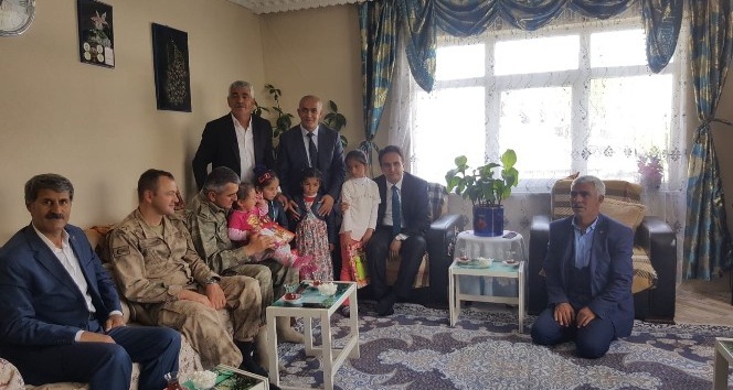 Kaymakam Dundar ile Başkan Ensari, şehit  aileleri ve  gazilerle  bayramlaştı